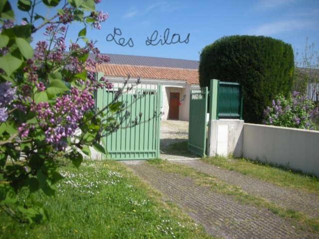 Chambres D'Hotes Les Lilas Ruffec  Exterior photo